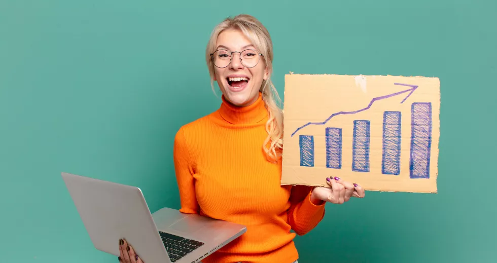 blonde-pretty-woman-with-increasing-bars-graphic-laptop