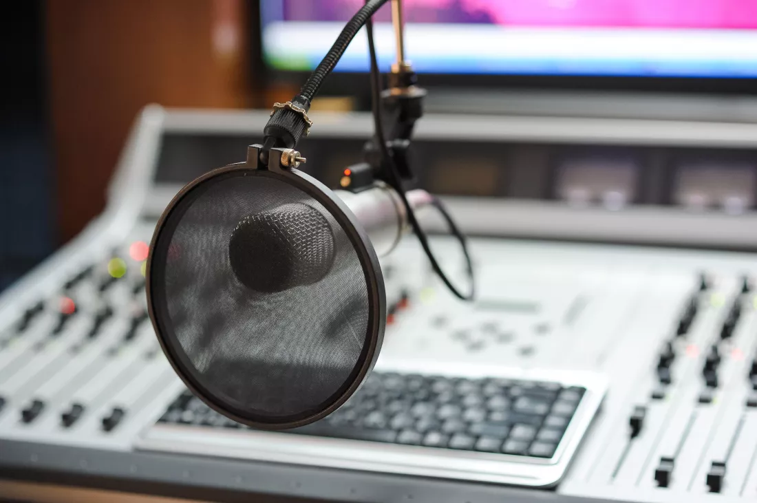 selective-focus-shot-professional-condenser-microphone-recording-studio