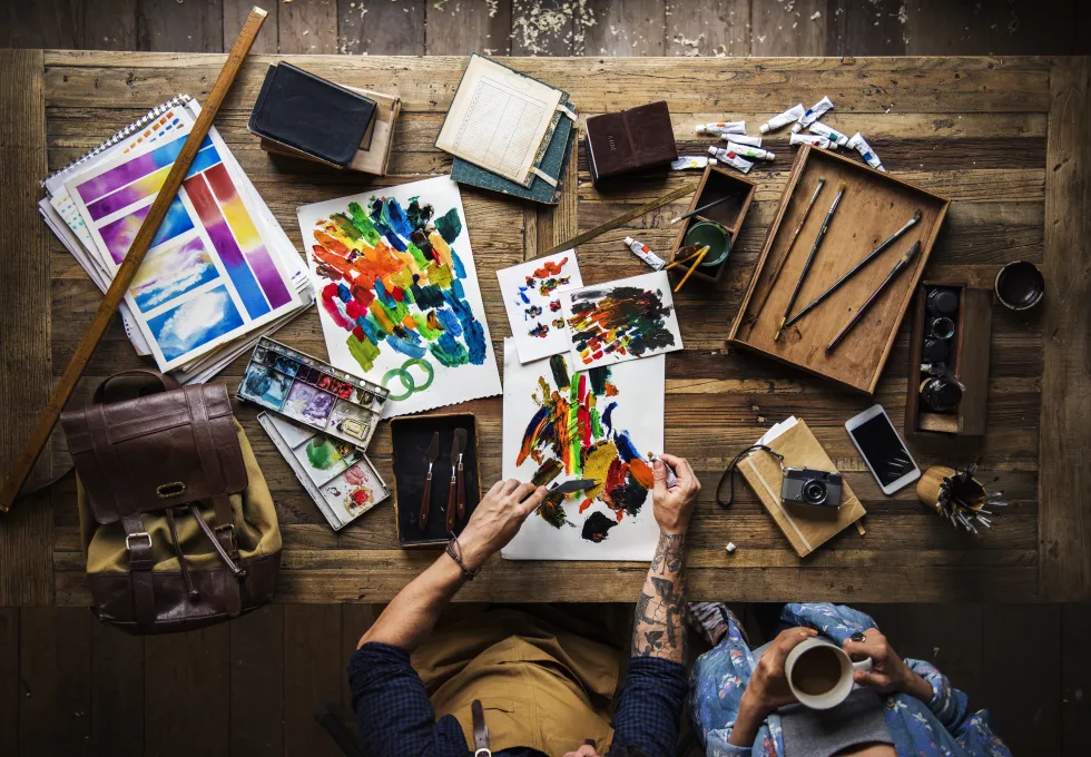 artist-drawing-with-acrylic-paint