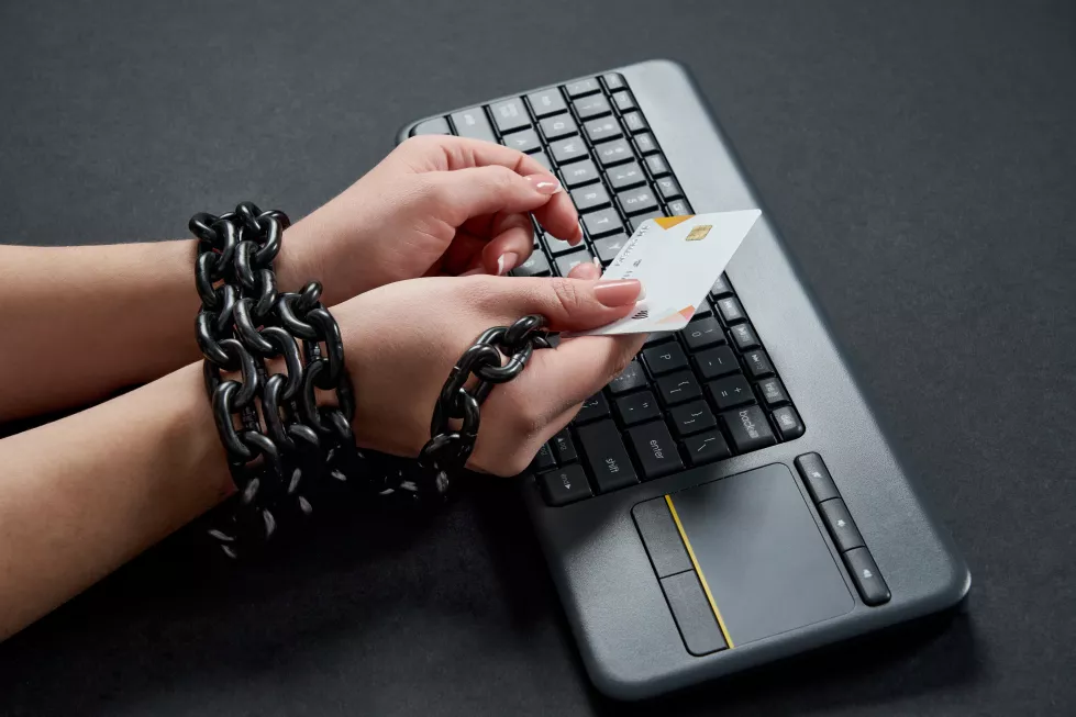 woman-with-metal-chain-holding-credit-card-keyboard-online-shopping-addiction-concept