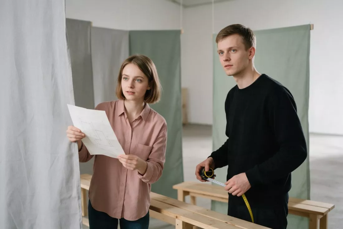 studenci-aranzuja-przestrzen-wystawowa