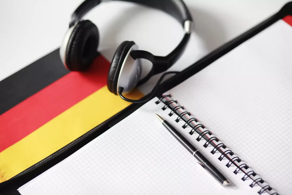 learning-foreign-languages-notepad-entries-flag-language-courses-audio-audition