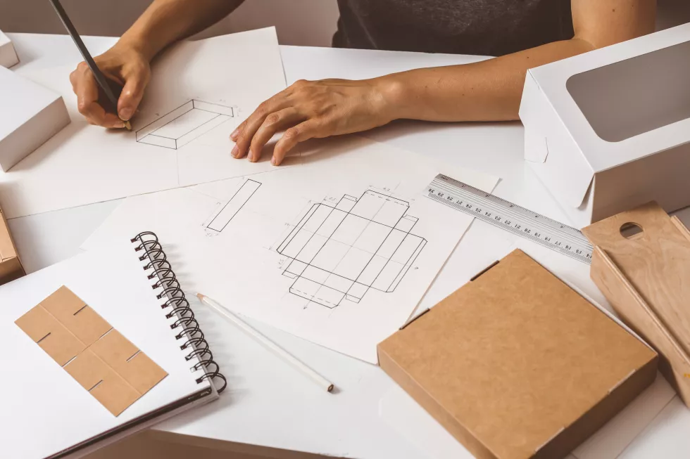 designer-draws-paper-packaging