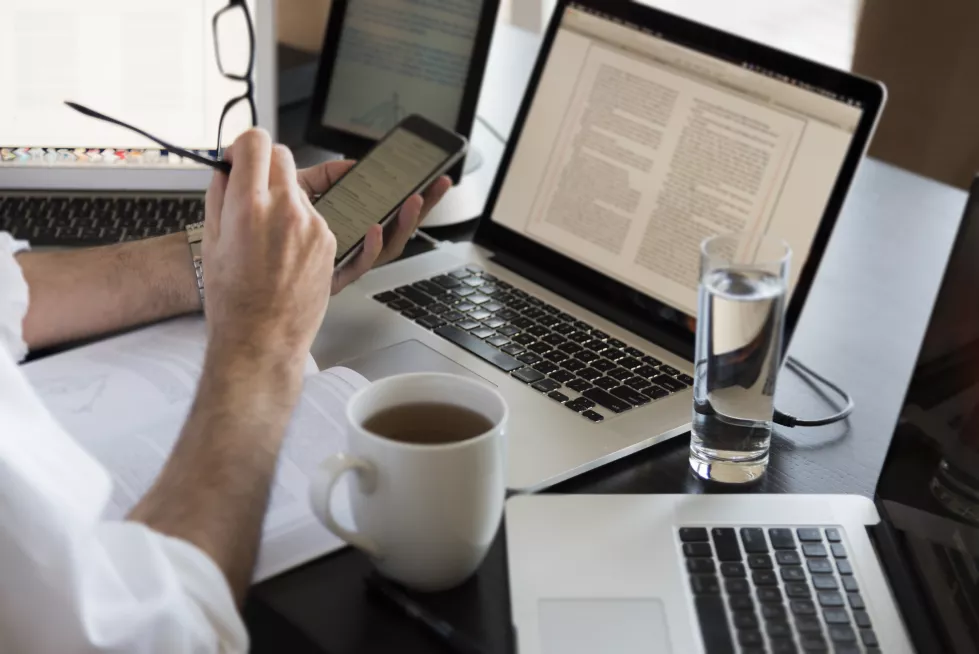 midsection-man-using-laptop-table(1)