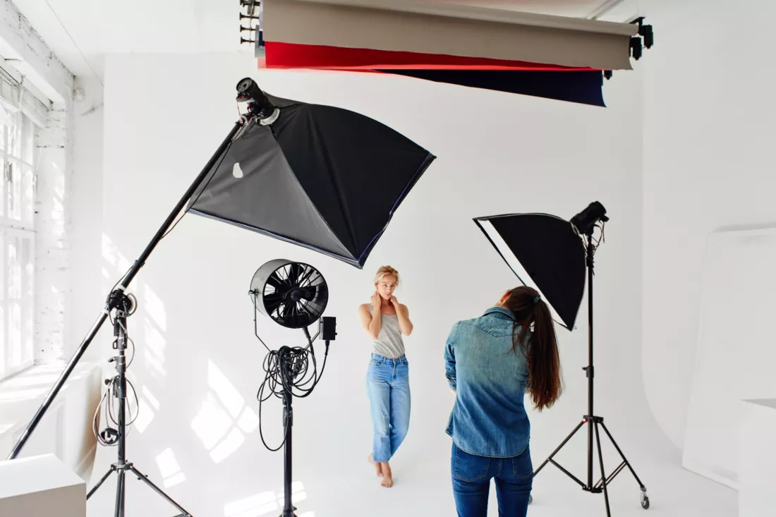 Praca w studiu fotograficznym przy oświetleniu
