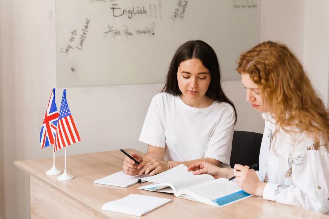 teacher-english-asks-student-white-class-2-girls-student-answers-teacher-working-group(2)
