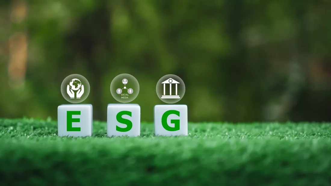group-three-white-cubes-with-letters-esg-written-them
