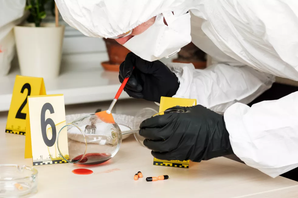 trace-found-wine-glass-crime-scene-was-found-with-powder-brush