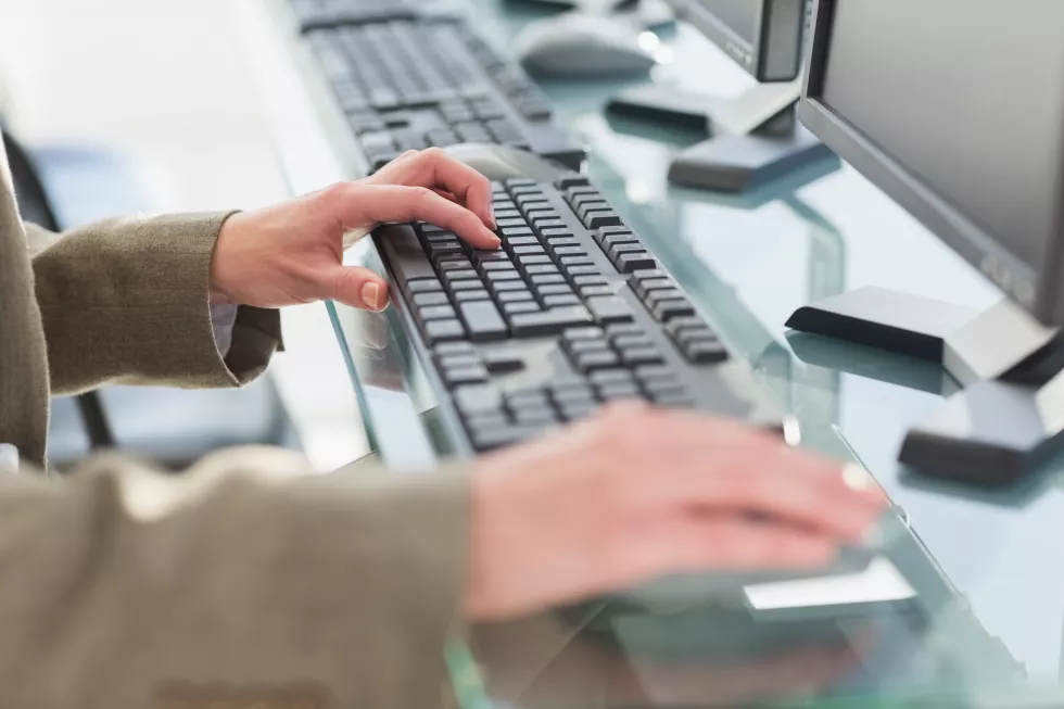 businesswoman-using-computers
