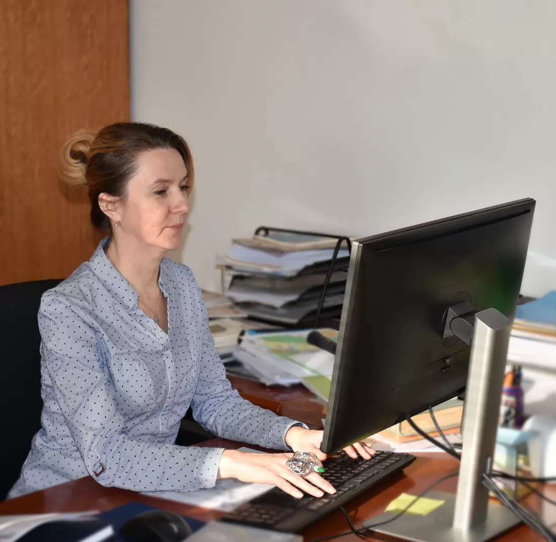woman-using-computer-office